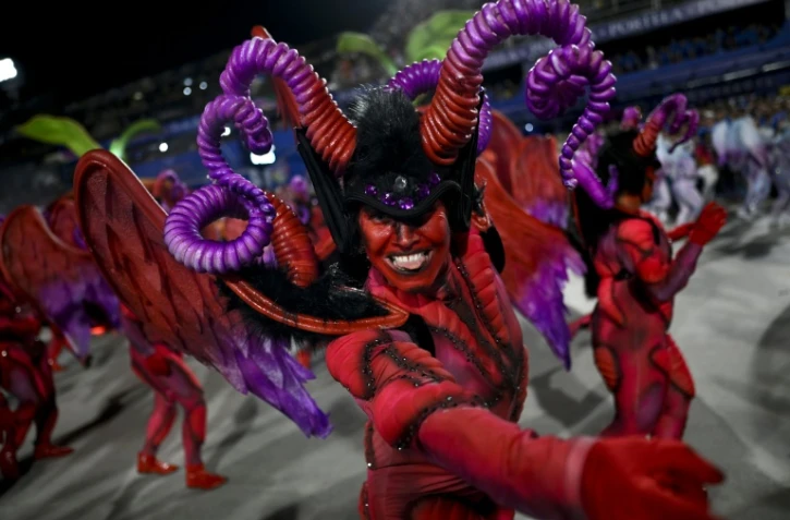 Au Carnaval de Rio, faste, fantaisie et émotions pour les premiers défilés
