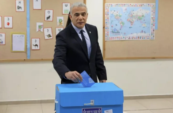 Le chef du Likoud Benjamin Netanyahu (à droite) et son épouse Sara ont voté dans un bureau de Jérusalem lors de la cinquième élection du pays en moins de quatre ans le 1er novembre 2022 ( AFP / RONALDO SCHEMIDT )
