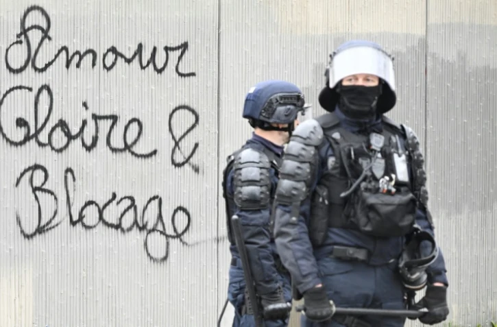 Dépôts pétroliers, ports, routes, trains: nouvelles actions de blocage à travers le pays contre la réforme des retraites