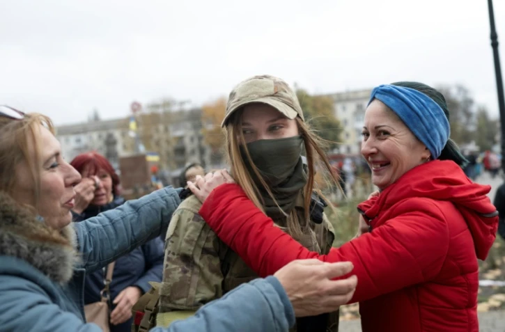Ukraine: dans Kherson, soldats stars et goût de liberté