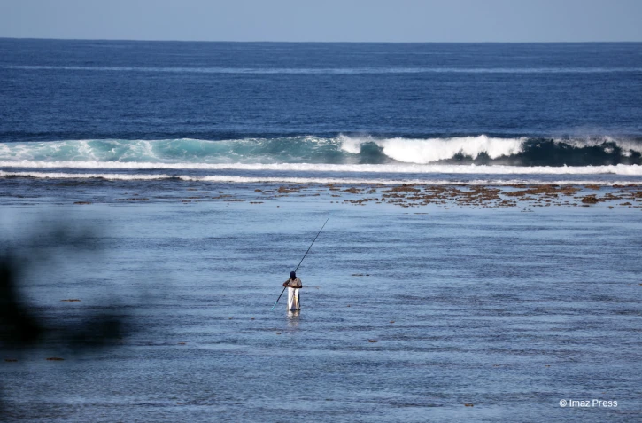 Pêcheur dans le lagon