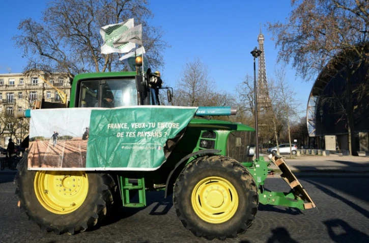 Des tracteurs défilent à Paris contre les restrictions des pesticides