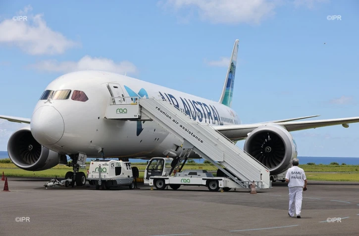 avion boeing 787 air austral présentation évacuations sanitaires aéroport roland garros