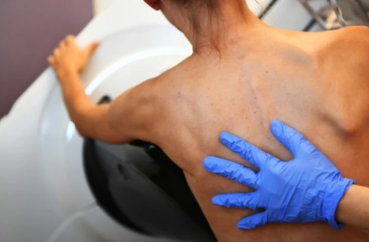 une-femme-passe-une-mammographie-dans-le-cadre-du-depistage-du-cancer-du-sein-le-9-octobre-2017-a-marseille