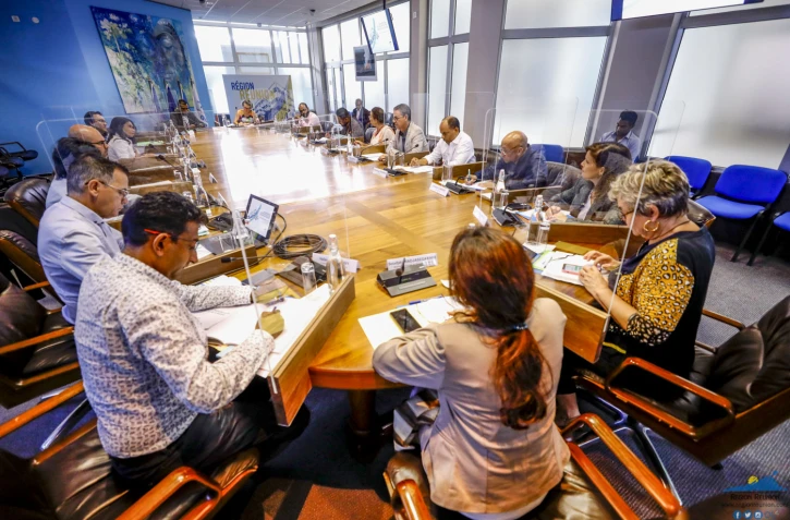 Re?union du Plan Re?gional de Pre?vention et de Gestion des-de?chets de La Re?unionRe?union du Plan Re?gional de Pre?vention et de Gestion des-de?chets de La Re?union - HB038910