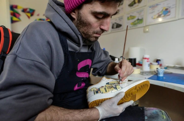 De Dua Lipa à Ronaldo, les baskets des stars customisées par un artiste de Skopje