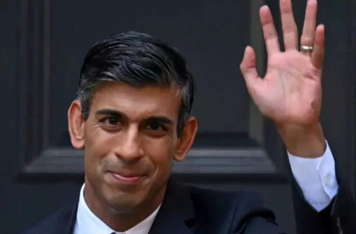 Nouveau Premier ministre britannique, Rishi Sunak avertit de "décisions difficiles à venir"