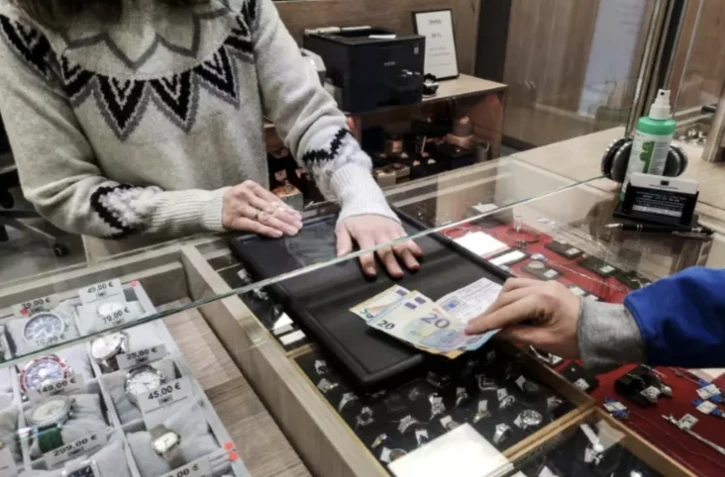 Des billets de banque sont échangés dans une entreprise de prêt sur gage à Duisbourg en Allemagne le 11 janvier 2023 ( AFP / Jean-Philippe LACOUR )