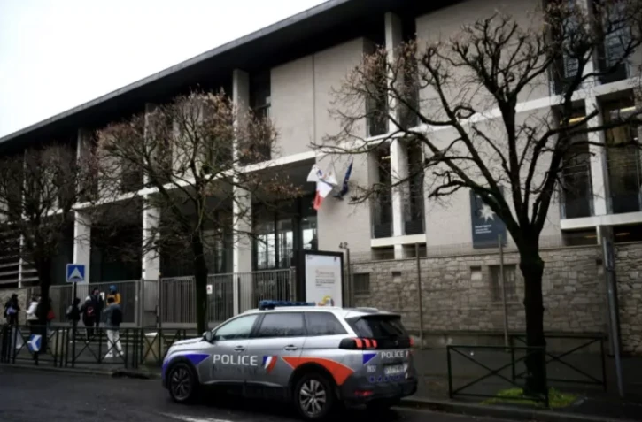 Un véhicule de police devant le lycée où un adolescent a été mortellement poignardé, le 16 janvier 2023 à Thiais, dans le Val-de-Marne ( AFP / Christophe ARCHAMBAULT )