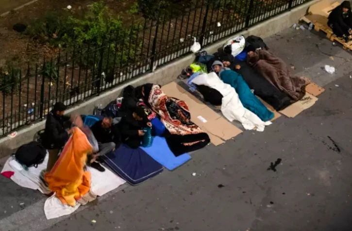 migrants sur trottoir