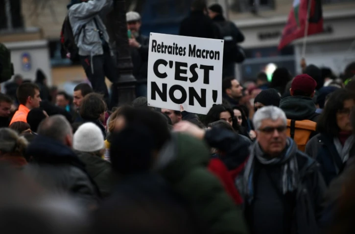 Retraites: pros et anti-réforme campent sur leur position