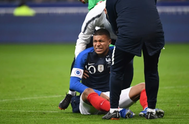 Le Français Kylian Mbappé blessé lors de la victoire 1-0 face à l'Uruguay en match amical au Stade de France le 20 novembre 2018