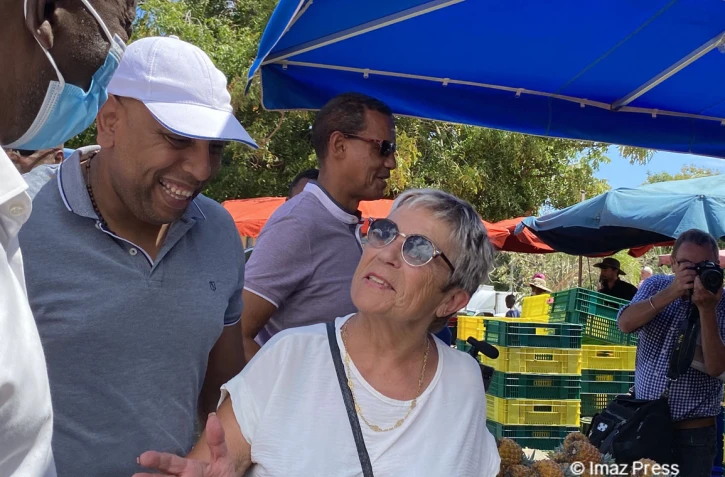 Pierrick Robert et Monique Rubin, présidente de la fédération nationale des marchés de France, au marché du Chaudron