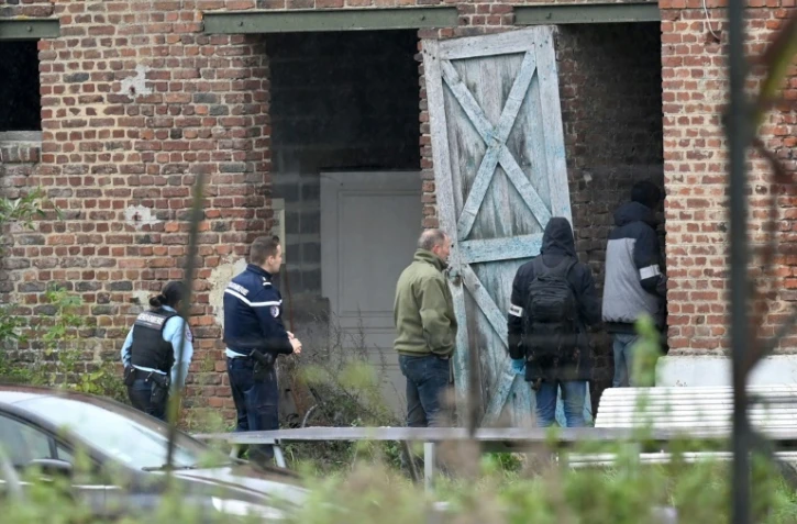 Emotion et interrogations après le meurtre d'un agent du fisc