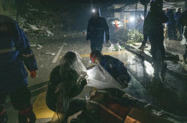 Séisme en Turquie et Syrie: plus de 3.800 morts, les secours dans le froid et la nuit