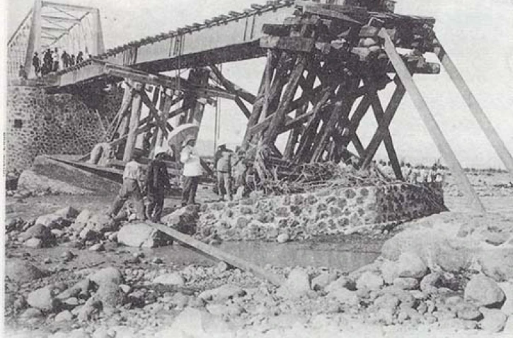 Pont rivière des galets après le cyclone de 1905 au Port (Photo d'archive).