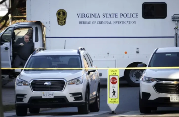 La police de l'Etat de Virginie enquête après une fusillade sur le campus de l'Université de Virginie, à Charlottesville, le 14 novembre 2022 ( GETTY IMAGES NORTH AMERICA / WIN MCNAMEE )