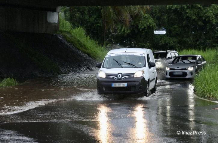 voiture pluie, vigilance forte pluie orage, route inondée