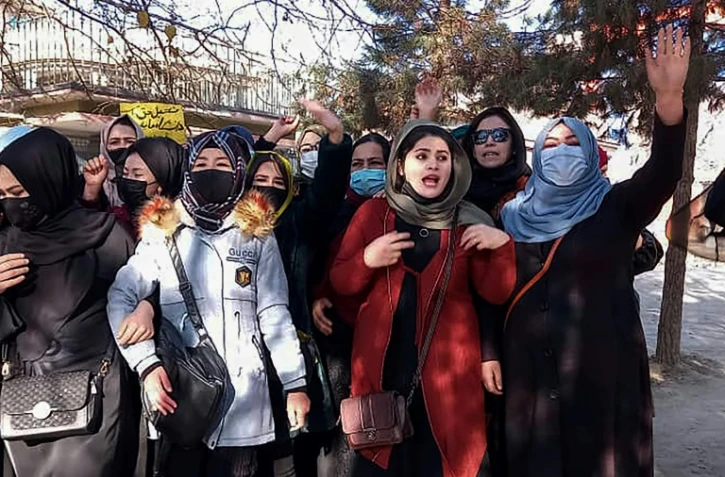 Afghanistan: les talibans interdisent aux femmes de travailler pour les ONG