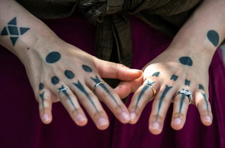 Autrefois banni, le tatouage d'Okinawa redécouvert par les jeunes générations