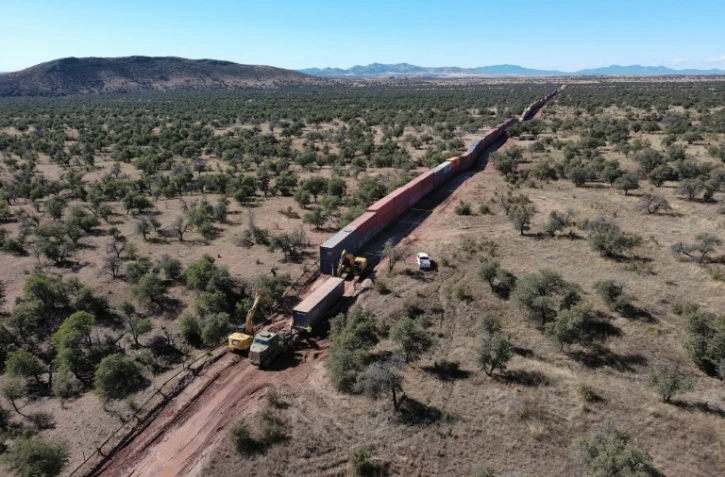 En Arizona, le mur de conteneurs à la frontière avec le Mexique en cours de démantèlement