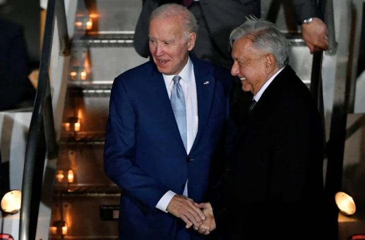 Biden commence sa première visite au Mexique, rattrapée par les violences au Brésil