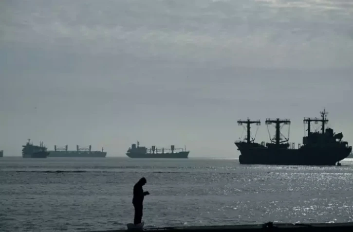 Un cargo chargé de céréales dans la zone d'ancrage à l'entrée du Bosphore à Istanbul le 31 octobre 2022