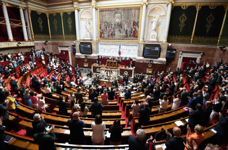La Première ministre Elisabeth Borne applaudie durant une séance de questions au gouvernement à l'Assemblée nationale à Paris