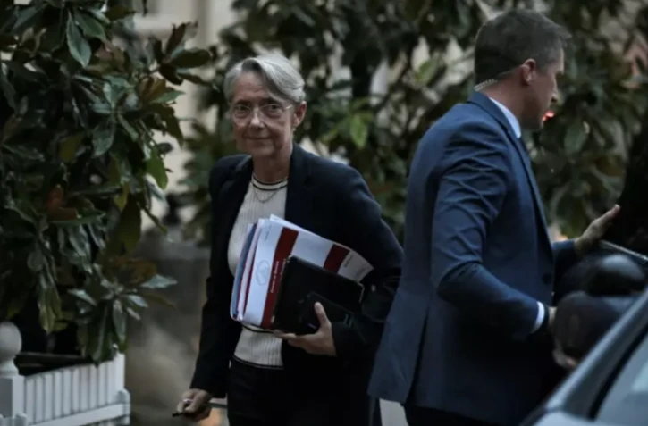 Le Première ministre française Elisabeth Borne arrive à l'hôtel Matignon pour participer à une réunion avec les groupes parlementaires et discuter de la réforme des retraites, à Paris, le 14 octobre 2022 ( AFP / STEPHANE DE SAKUTIN )