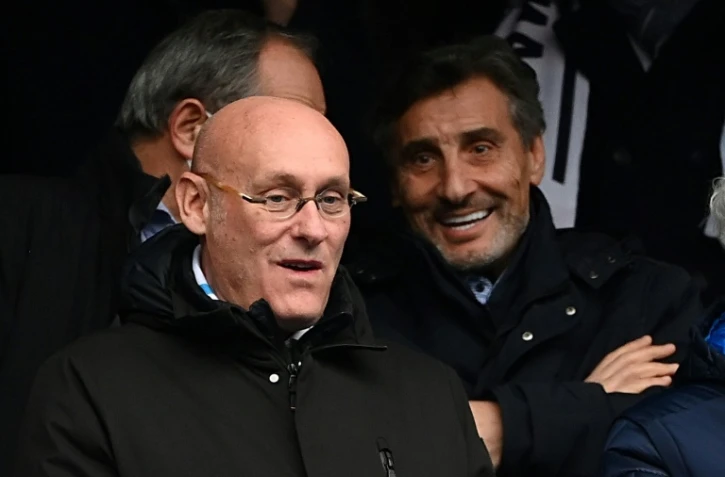 Le président de la FFR Bernard Laporte (G) et l'homme d'affaires Mohed Altrad (D) assistent au match entre la France et L'Italie au Stade de France