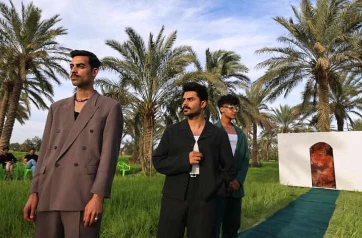 Des mannequins irakiens lors d'un défilé de mode à Al-Hussainiya, en Irak, le 7 mars 2023. - AHMAD AL-RUBAYE / AFP