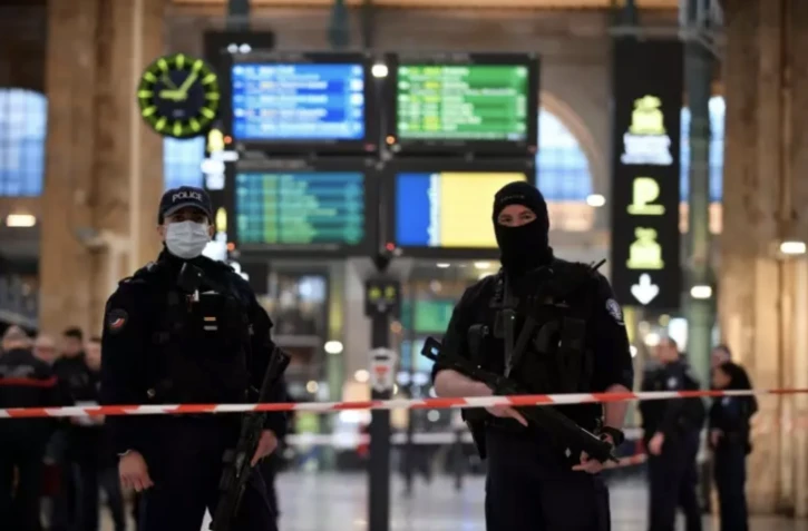Intervention de la police gare du Nord à Paris, où six personnes ont été blessées légèrement par un homme qui a été interpellé, le 11 janvier 2023 ( AFP / JULIEN DE ROSA )
