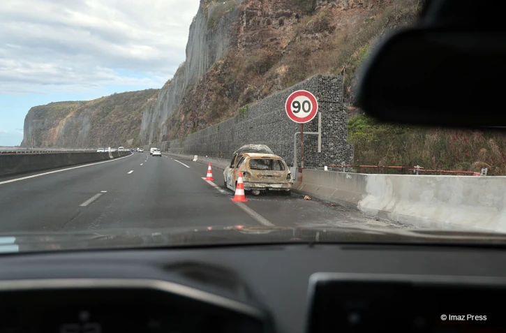 Voiture brulée route du littoral
