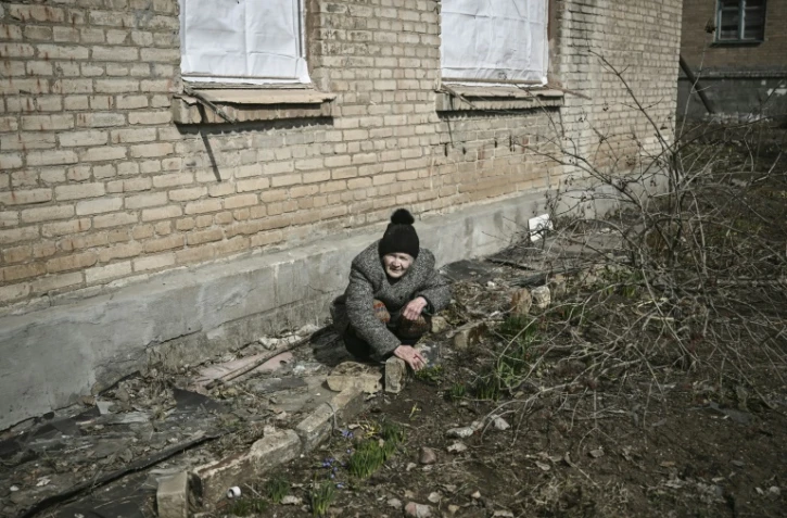 Ukraine: près du front, Galyna, son jardin et sa pelle trop grande