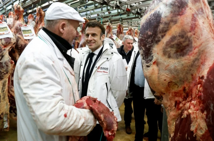 A Rungis, Macron défend sa réforme des retraites et agite "un débat sur le travail"