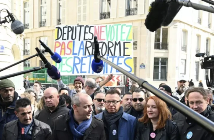 Les principaux leaders syndicaux opposés à la réforme des retraites répondent à la presse, au cours d'un rassemblement devant l'Assemblée nationale, à Paris, avant l'épilogue parlementaire, le 16 mars 2023 ( AFP / Alain JOCARD )