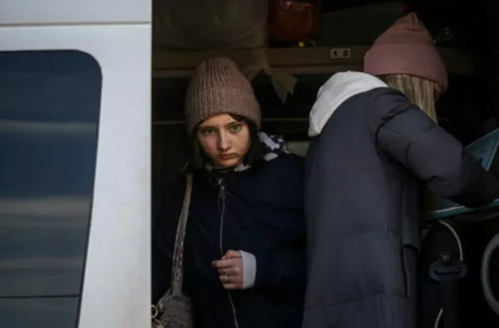 Une femme ayant réussi à sortir d'une zone tenue par les forces russes arrive à un centre humanitaire de Zaporijjia (centre de l'Ukraine), le 7 novembre 2022 ( AFP / ANATOLII STEPANOV )