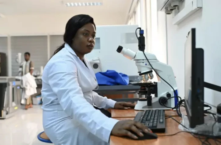 Adjata Kamara à son poste de travail à Bingerville, le 28 octobre 2022 ( AFP / Issouf SANOGO )