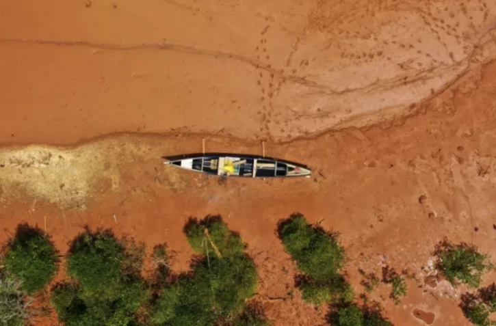 Vue aérienne d'un bateau près d'une mangrove sur les eaux contaminées de Pomalaa (Indonésie), le 11 février 2023 ( AFP / Adek BERRY )