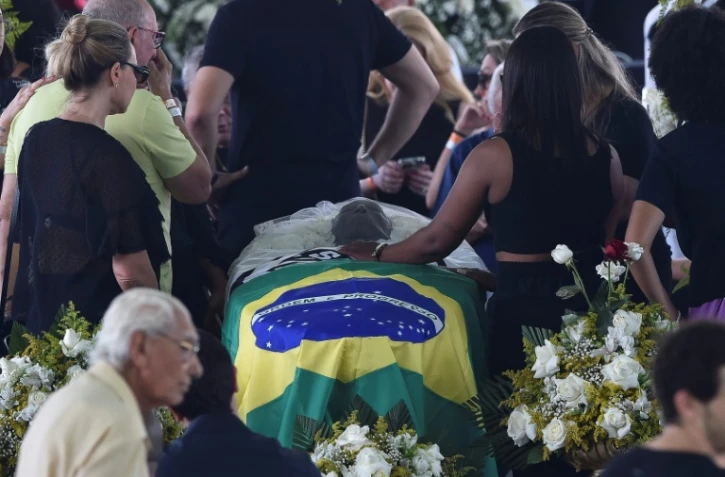 Au stade de Santos, des milliers de Brésiliens expriment leur "gratitude" à Pelé