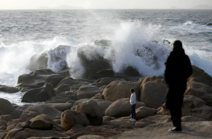 Vents violents dans le sud: des milliers de foyers privés d'électricité et des départs de feu