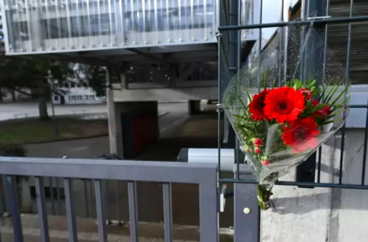 Un bouquet déposé en hommage à Lucas, 13 ans, victime de harcèlement