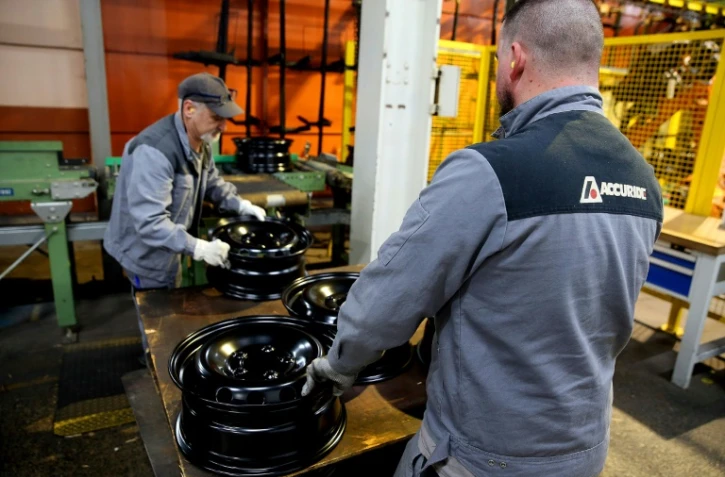 Dans une usine de roues, produire la nuit pour éviter les coupures d'électricité 