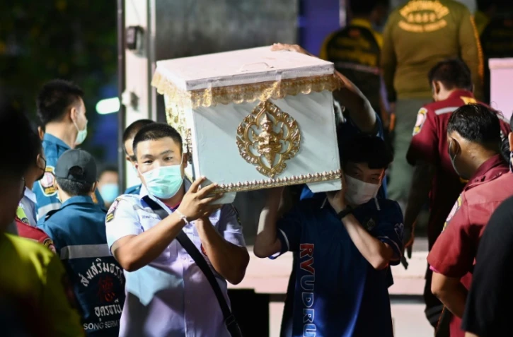 Thaïlande: recueillement après la tuerie dans une crèche, le roi attendu sur place
