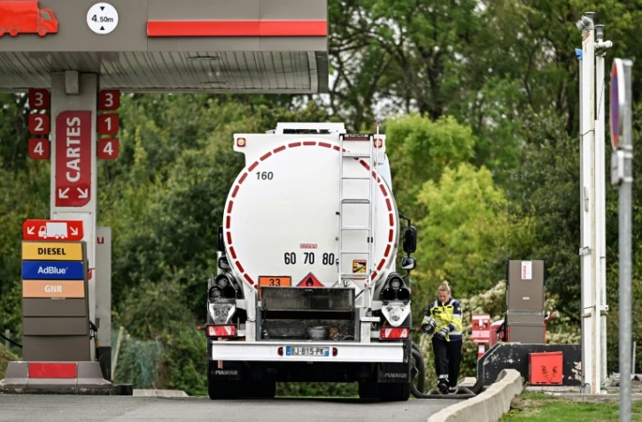 Grèves: TotalEnergies prêt à négocier dès octobre sur les salaires si les blocages cessent