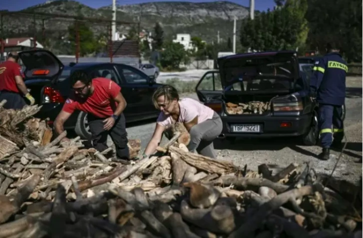 Face à la crise énergétique, la Grèce distribue du bois de chauffage aux habitants