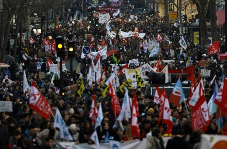 Retraites: à Paris, des forces de l'ordre discrètes et des débordements encore contenus