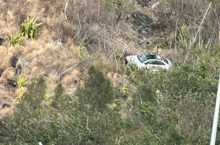 Une voiture atteri dans la brousaille des rampes de la Montagne