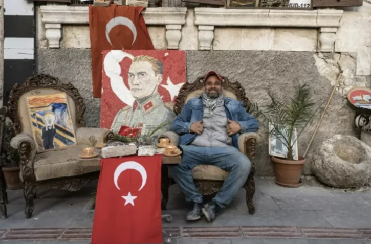 Serkan Sincan, l'antiquaire qui refuse d'abandonner après le séisme sa ville d'Antakya en Turquie, le 7 mars 2023 ( AFP / OZAN KOSE )