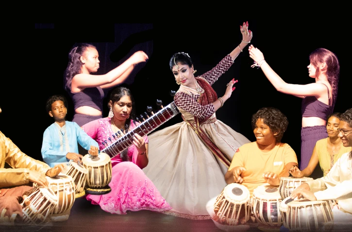 Photo spectacle danse indienne et contemporaine Saint-Benoît